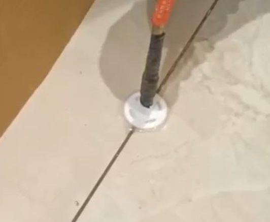 太原瓷砖空鼓维修公司专业解答瓷砖在铺贴过程中，如果没有涂抹均匀到位的粘结材料（如水泥砂浆或瓷砖胶），可能会导致以下问题